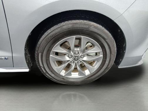 Celestial Silver Metallic 2021 Toyota Sienna LE