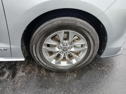 Celestial Silver Metallic 2021 Toyota Sienna LE