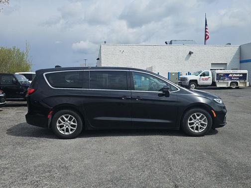 Brilliant Black Crystal Pearlcoat 2023 Chrysler Pacifica Touring L