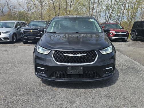 Brilliant Black Crystal Pearlcoat 2023 Chrysler Pacifica Touring L