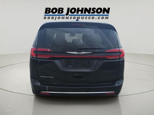 Brilliant Black Crystal Pearlcoat 2023 Chrysler Pacifica Touring L