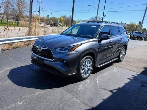 Magnetic Gray Metallic 2024 Toyota Highlander Hybrid Limited