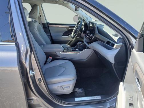 Magnetic Gray Metallic 2024 Toyota Highlander Hybrid Limited