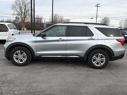 Iconic Silver Metallic 2023 Ford Explorer XLT