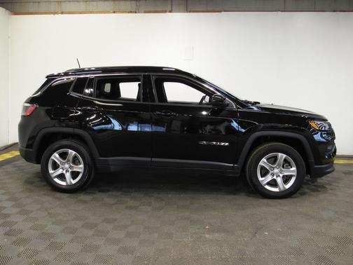 Diamond Black Crystal Pearlcoat 2023 Jeep Compass Latitude