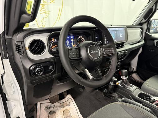 Bright White Clearcoat 2025 Jeep Gladiator Willys