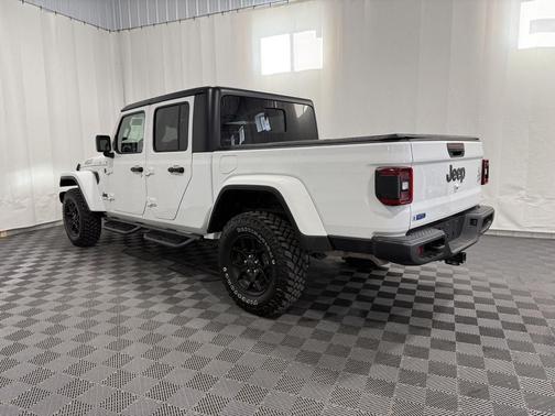 Bright White Clearcoat 2025 Jeep Gladiator Willys