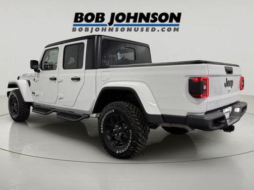 Bright White Clearcoat 2025 Jeep Gladiator Willys