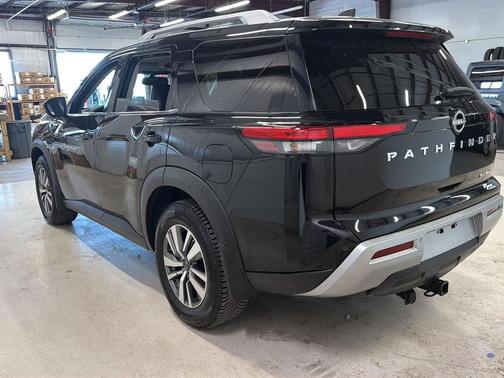 Super Black 2022 Nissan Pathfinder SL 4WD