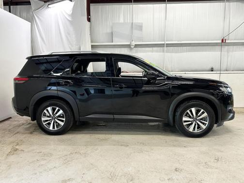 Super Black 2022 Nissan Pathfinder SL 4WD