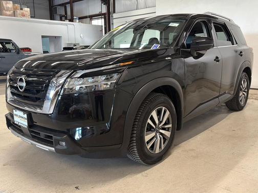 Super Black 2022 Nissan Pathfinder SL 4WD