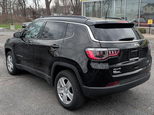 Diamond Black Crystal Pearlcoat 2022 Jeep Compass Latitude