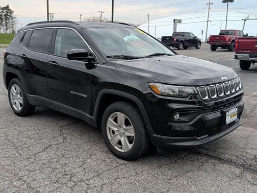 Diamond Black Crystal Pearlcoat 2022 Jeep Compass Latitude