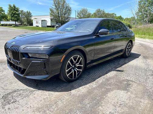 Black Sapphire Metallic 2025 BMW i7 xDrive60