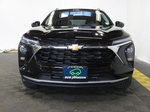 Mosaic Black Metallic 2026 Chevrolet Trax LT