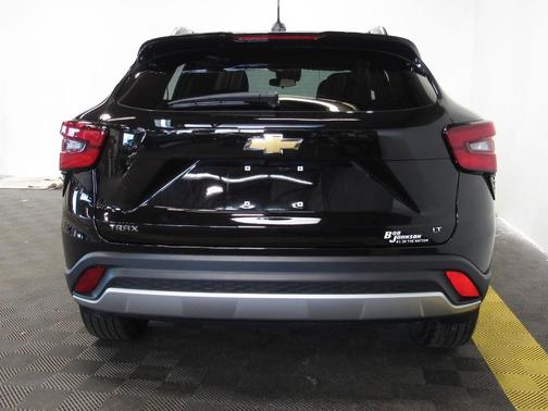 Mosaic Black Metallic 2026 Chevrolet Trax LT