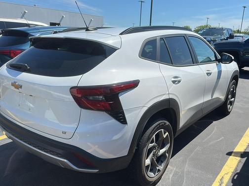 Summit White 2024 Chevrolet Trax LT