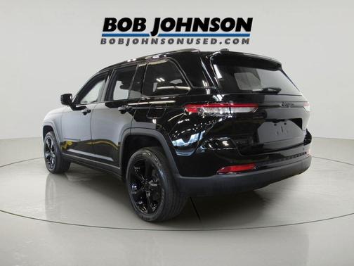 Diamond Black Crystal Pearlcoat 2023 Jeep Grand Cherokee Altitude