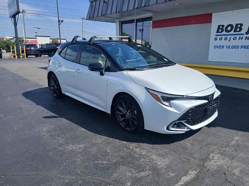Wind Chill Pearl w/Midnight Black Metallic Roof 2025 Toyota Corolla XSE