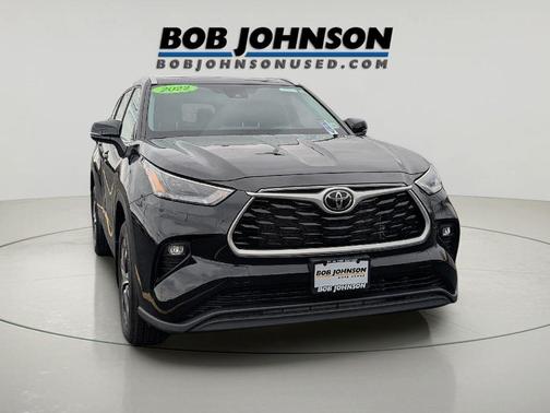 Midnight Black Metallic 2022 Toyota Highlander XLE