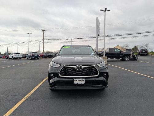 Midnight Black Metallic 2022 Toyota Highlander XLE