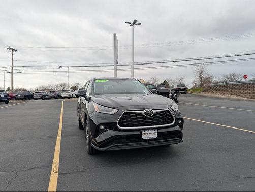 Midnight Black Metallic 2022 Toyota Highlander XLE