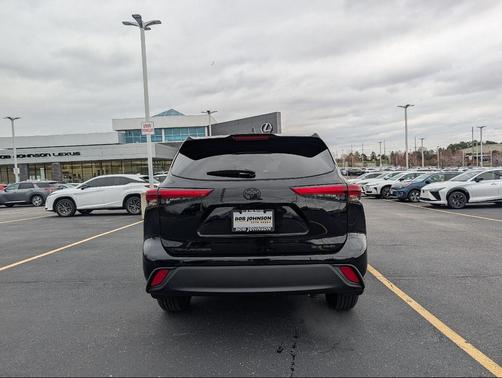 Midnight Black Metallic 2022 Toyota Highlander XLE