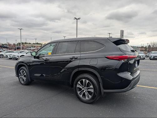 Midnight Black Metallic 2022 Toyota Highlander XLE