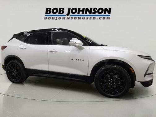 Iridescent Pearl Tricoat 2023 Chevrolet Blazer RS