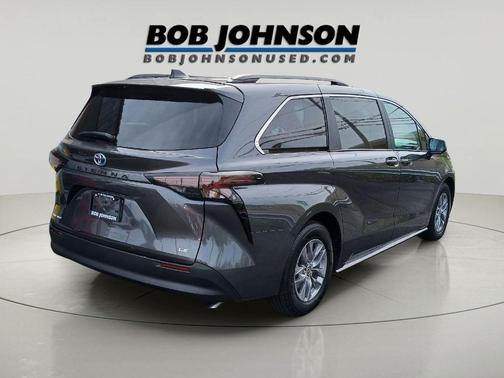 Magnetic Gray Metallic 2025 Toyota Sienna LE