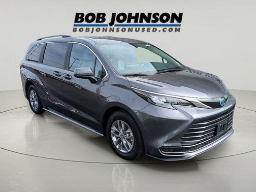 Magnetic Gray Metallic 2025 Toyota Sienna LE