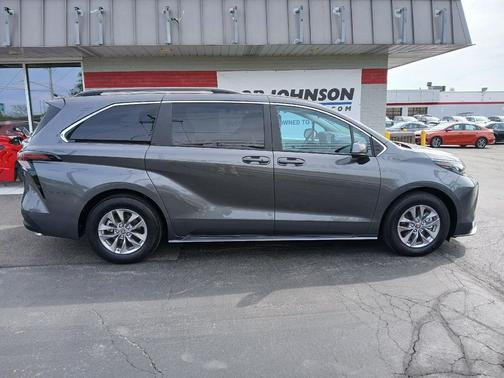 Magnetic Gray Metallic 2025 Toyota Sienna LE