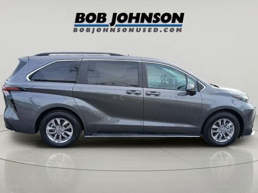 Magnetic Gray Metallic 2025 Toyota Sienna LE