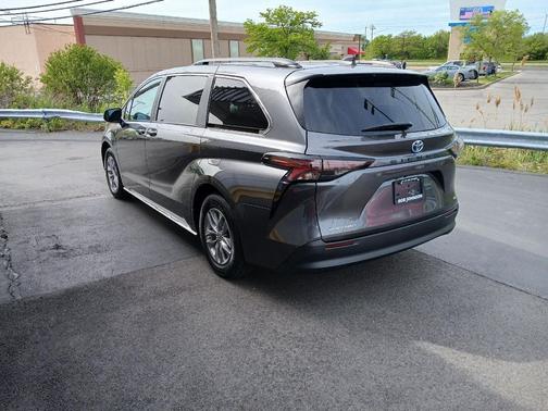 Magnetic Gray Metallic 2025 Toyota Sienna LE