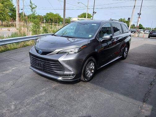 Magnetic Gray Metallic 2025 Toyota Sienna LE