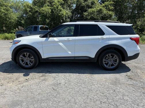 Star White Metallic Tri-Coat 2024 Ford Explorer XLT