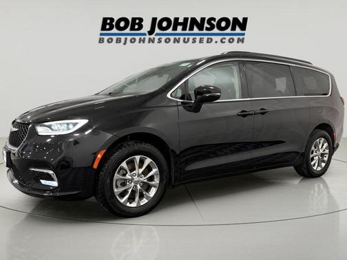 Brilliant Black Crystal Pearlcoat 2022 Chrysler Pacifica Touring L