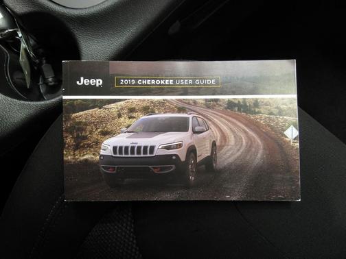 Bright White Clearcoat 2019 Jeep Cherokee Latitude