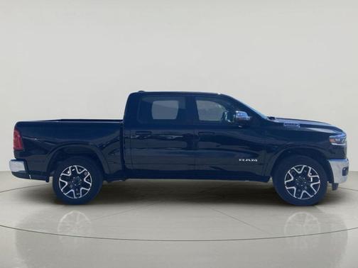 Diamond Black Crystal Pearlcoat 2026 RAM 1500 Laramie