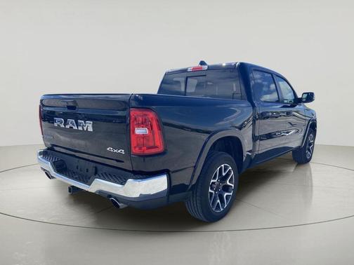 Diamond Black Crystal Pearlcoat 2026 RAM 1500 Laramie