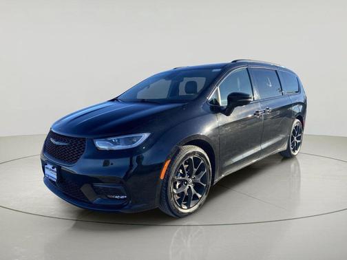Diamond Black Crystal Pearlcoat 2025 Chrysler Pacifica Limited