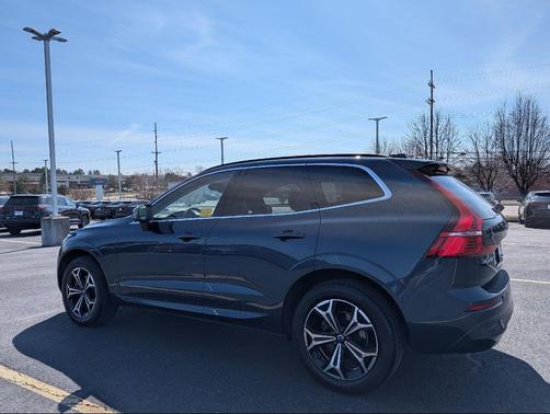 Denim Blue Metallic 2022 Volvo XC60 B5 Momentum