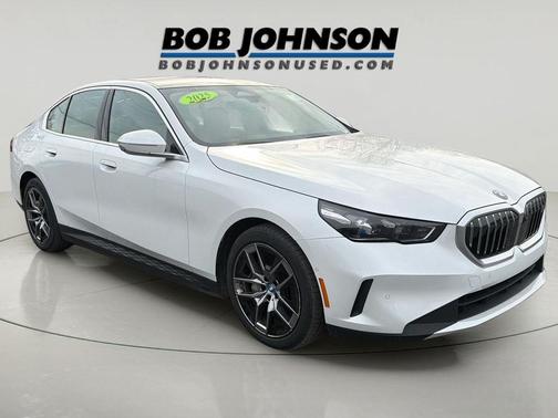 Mineral White Metallic 2025 BMW i5 xDrive40