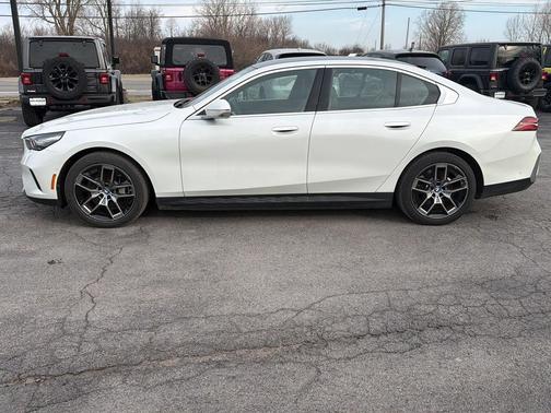 Mineral White Metallic 2025 BMW i5 xDrive40