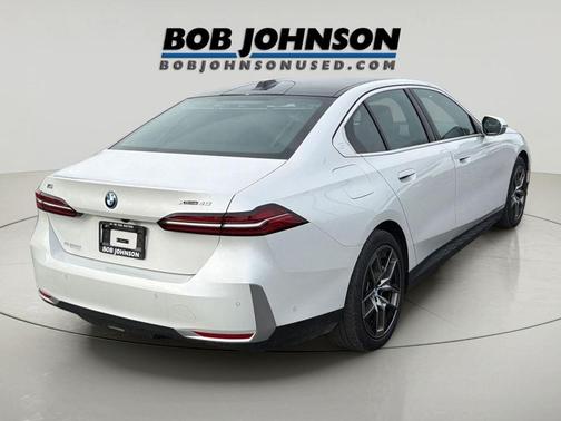 Mineral White Metallic 2025 BMW i5 xDrive40