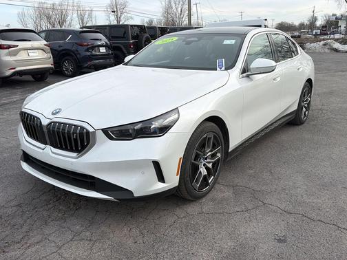 Mineral White Metallic 2025 BMW i5 xDrive40