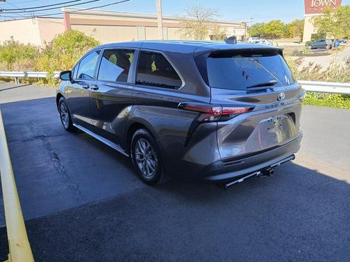 2021 Toyota Sienna XLE 7 Passenger