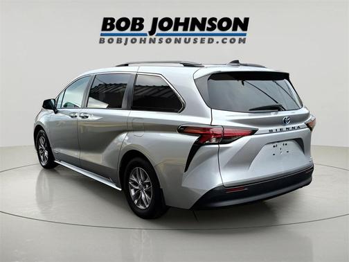 2021 Toyota Sienna XLE 8 Passenger