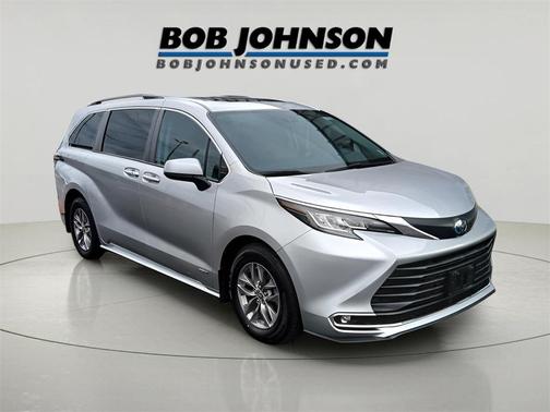 2021 Toyota Sienna XLE 8 Passenger