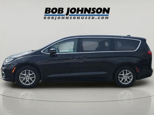 Brilliant Black Crystal Pearlcoat 2023 Chrysler Pacifica Touring L